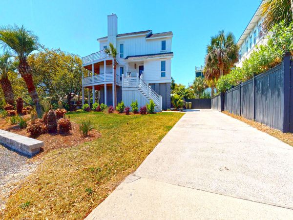 Four Bedroom Home in Isle of Palms Sleeps 10