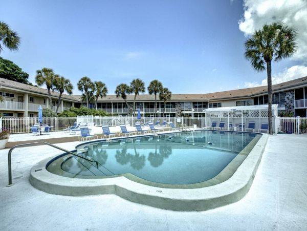 Walk to Lido Beach and St Armsnds Circle