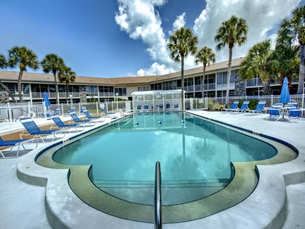 Walk to Lido Beach and St Armsnds Circle