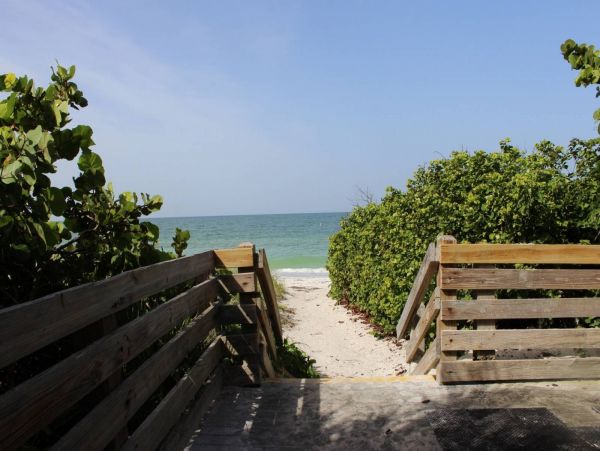 Walk to Lido Beach and St Armsnds Circle