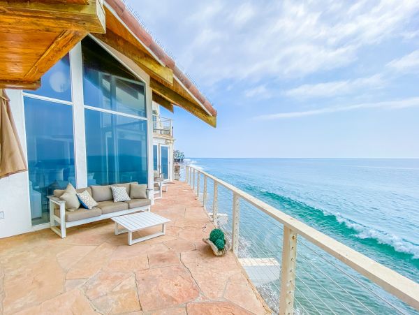 Amazing Beachfront Home in Malibu Ocean Views Sleeps 6