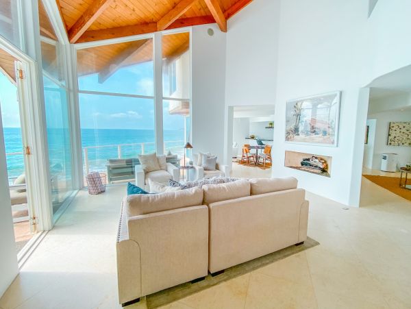 Amazing Beachfront Home in Malibu Ocean Views Sleeps 6