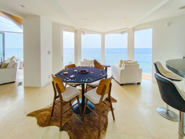 Amazing Beachfront Home in Malibu Ocean Views Sleeps 6