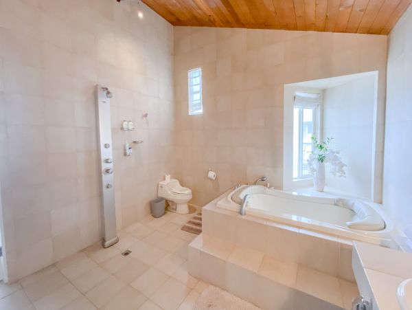 Amazing Beachfront Home in Malibu Ocean Views Sleeps 6