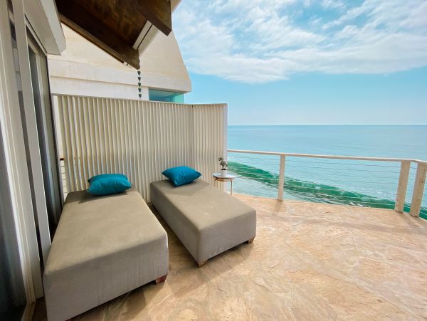 Amazing Beachfront Home in Malibu Ocean Views Sleeps 6