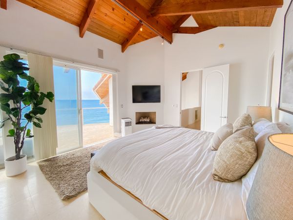 Amazing Beachfront Home in Malibu Ocean Views Sleeps 6