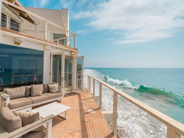 Amazing Beachfront Home in Malibu Ocean Views Sleeps 6