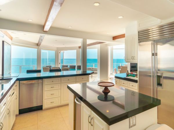 Amazing Beachfront Home in Malibu Ocean Views Sleeps 6