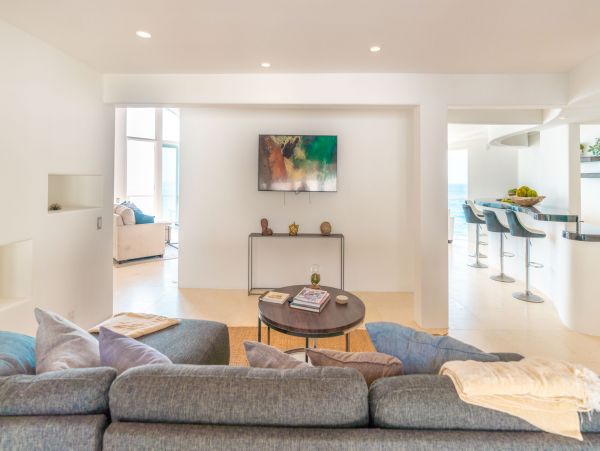 Amazing Beachfront Home in Malibu Ocean Views Sleeps 6
