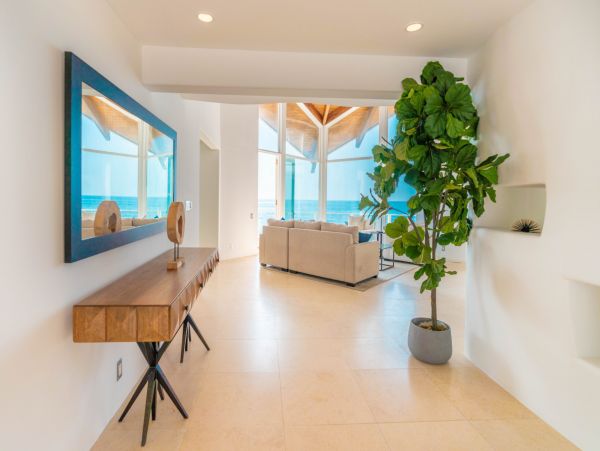 Amazing Beachfront Home in Malibu Ocean Views Sleeps 6