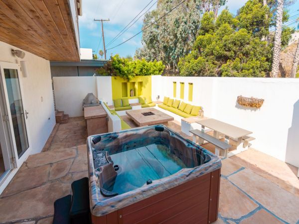 Amazing Beachfront Home in Malibu Ocean Views Sleeps 6