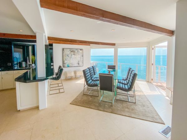 Amazing Beachfront Home in Malibu Ocean Views Sleeps 6