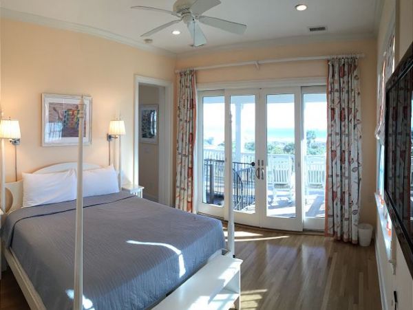 Spacious Ofeanfront 6 Bedroom Home Sleeps 14