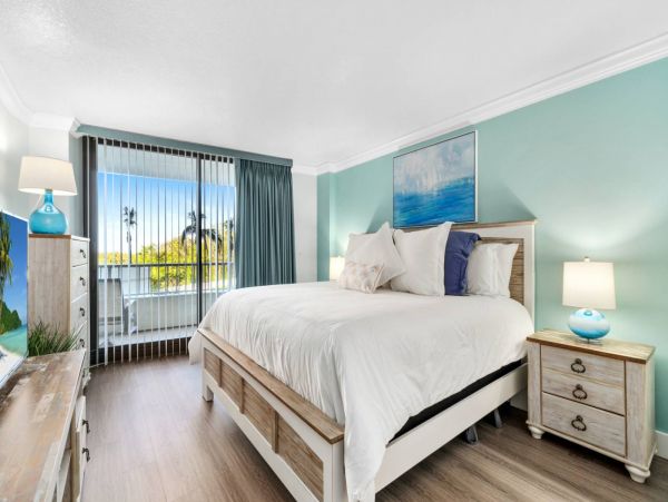 Gorgeous 2 Bedroom Condo in Marco Island Sleeps 6