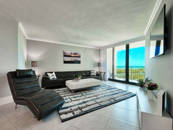 Modern Beachfront Condo with Gulf Views Walk To Beach, Dinning & Shops
