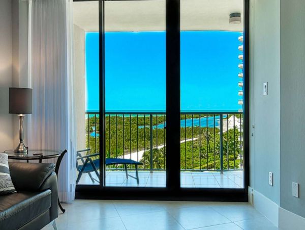 Modern Beachfront Condo with Gulf Views Walk To Beach, Dinning & Shops