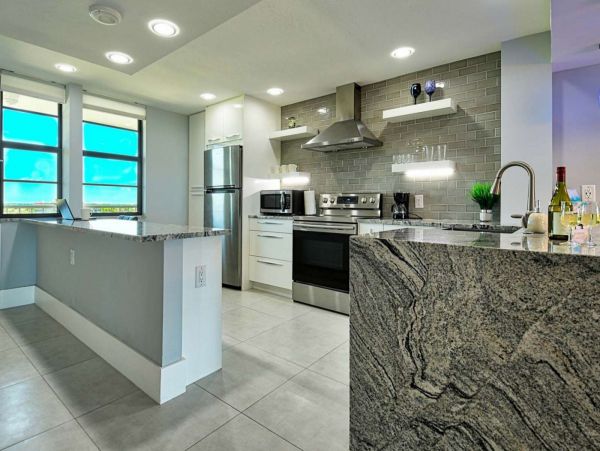 Modern Beachfront Condo with Gulf Views Walk To Beach, Dinning & Shops