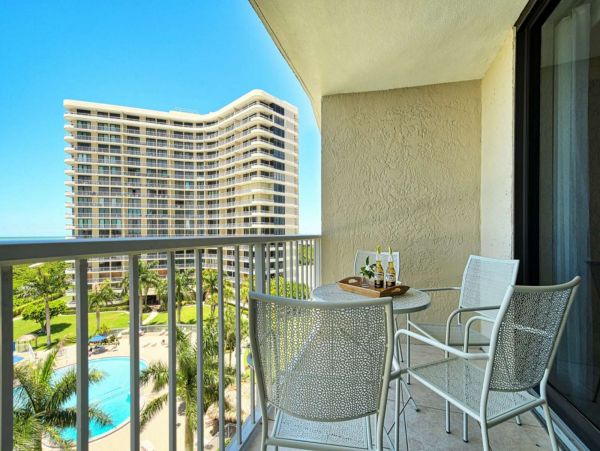 Modern Beachfront Condo with Gulf Views Walk To Beach, Dinning & Shops