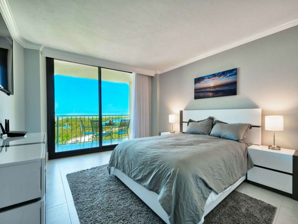 Modern Beachfront Condo with Gulf Views Walk To Beach, Dinning & Shops