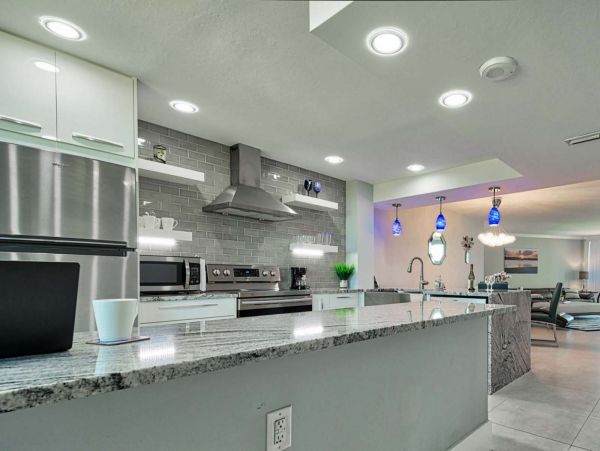 Modern Beachfront Condo with Gulf Views Walk To Beach, Dinning & Shops