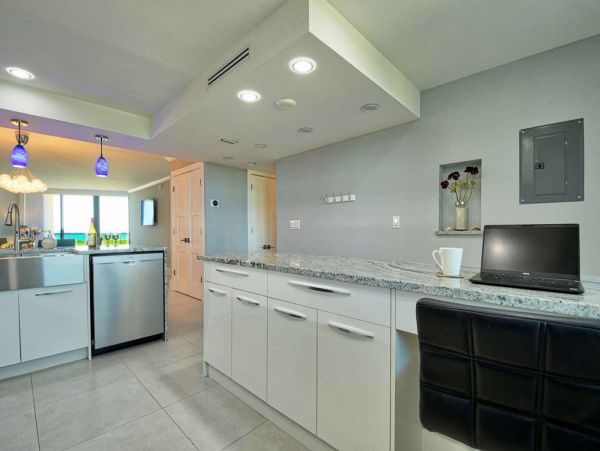 Modern Beachfront Condo with Gulf Views Walk To Beach, Dinning & Shops