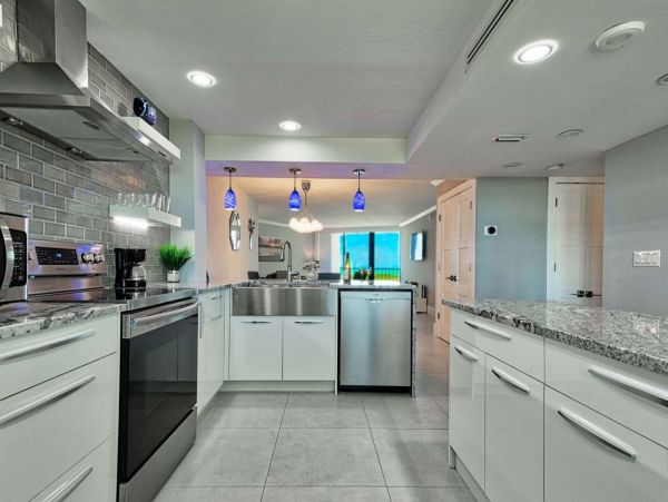 Modern Beachfront Condo with Gulf Views Walk To Beach, Dinning & Shops