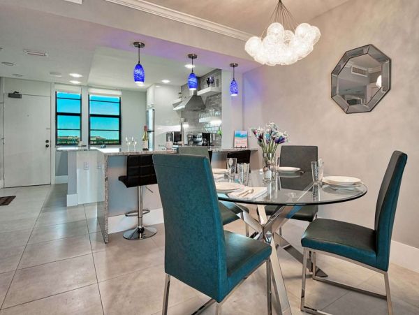 Modern Beachfront Condo with Gulf Views Walk To Beach, Dinning & Shops