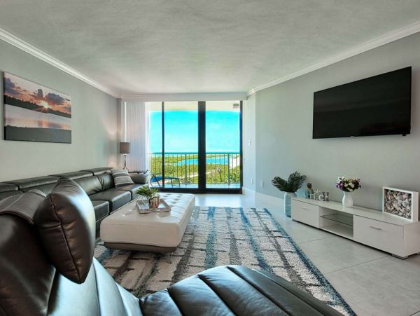 Modern Beachfront Condo with Gulf Views Walk To Beach, Dinning & Shops