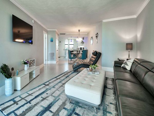 Modern Beachfront Condo with Gulf Views Walk To Beach, Dinning & Shops