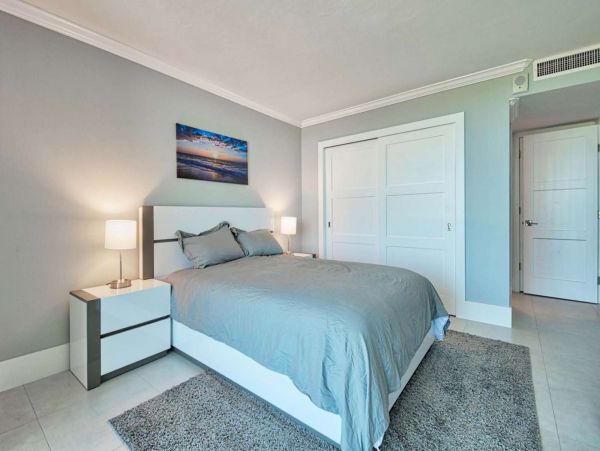 Modern Beachfront Condo with Gulf Views Walk To Beach, Dinning & Shops
