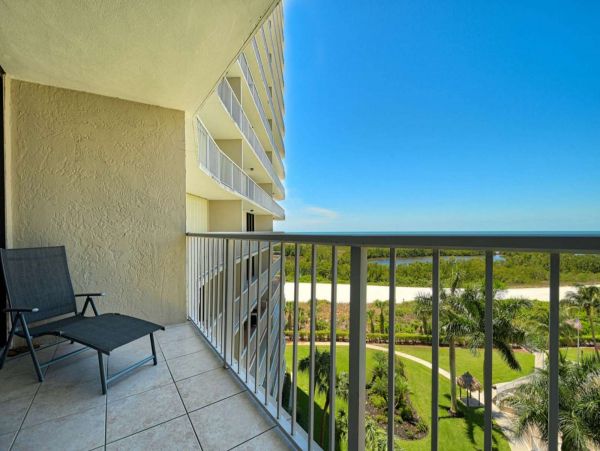 Modern Beachfront Condo with Gulf Views Walk To Beach, Dinning & Shops