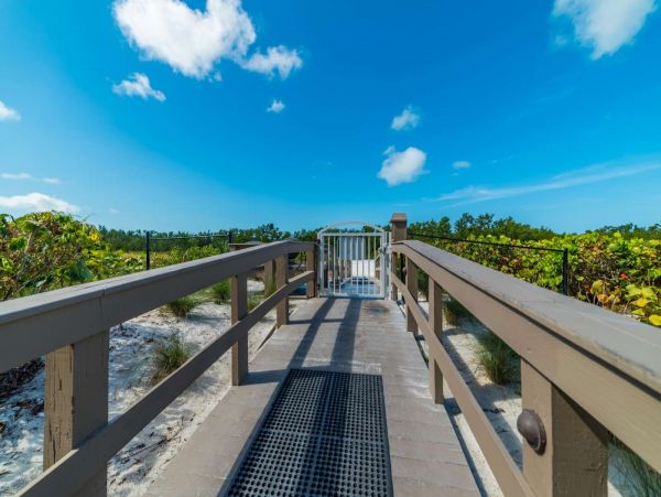 Modern Beachfront Condo with Gulf Views Walk To Beach, Dinning & Shops