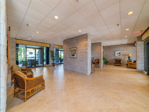 Modern Beachfront Condo with Gulf Views Walk To Beach, Dinning & Shops