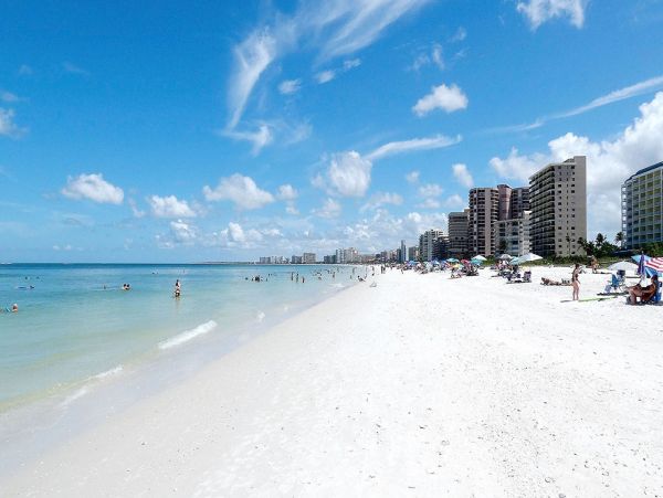 Modern Beachfront Condo with Gulf Views Walk To Beach, Dinning & Shops