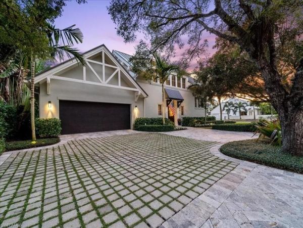 Luxury 3 Bedroom Walk to Beach Rental Home in Naples