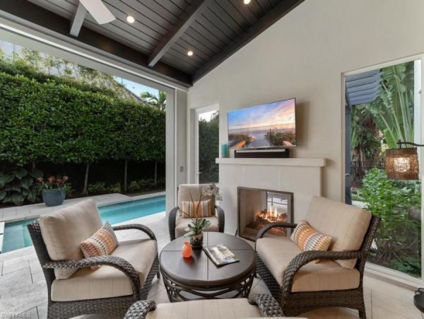 Luxury 3 Bedroom Walk to Beach Rental Home in Naples