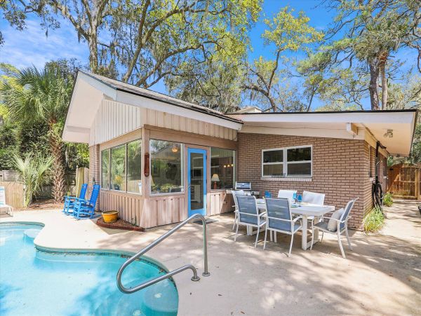 Stunning Beach Cottage with Private Pool Near Coligny Plaza