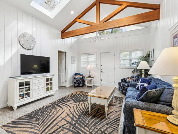 Stunning Beach Cottage with Private Pool Near Coligny Plaza