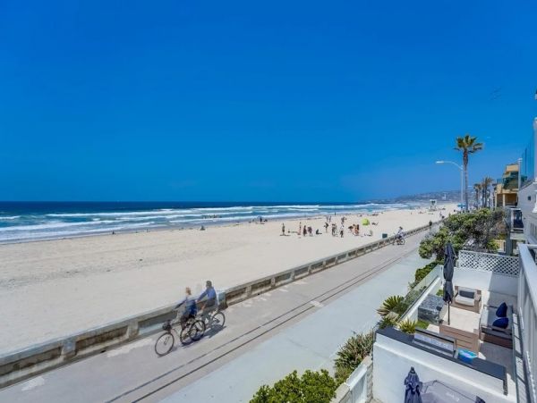 Six Bedroom Compound in Mission Beach