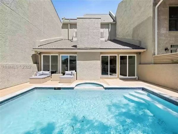 Six Bedroom Luxury Town Home Walk to Beach & Shopping