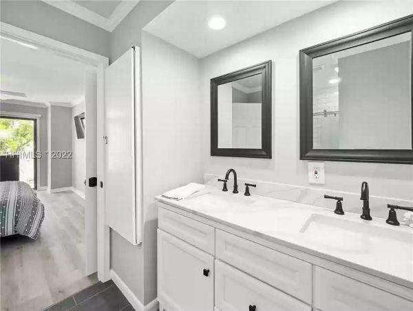Six Bedroom Luxury Town Home Walk to Beach & Shopping