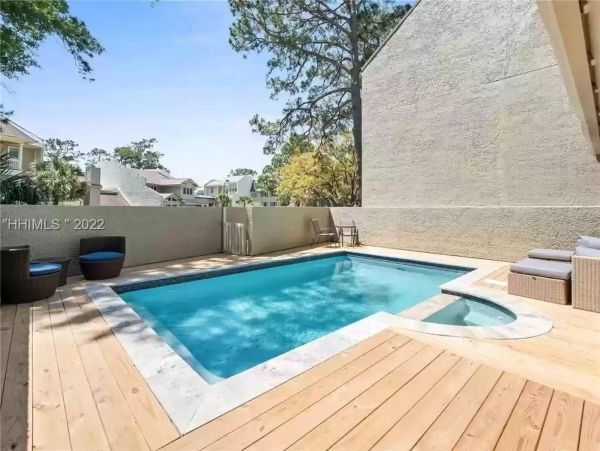 Six Bedroom Luxury Town Home Walk to Beach & Shopping