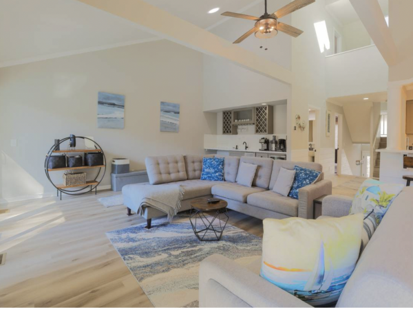 Six Bedroom Luxury Town Home Walk to Beach & Shopping
