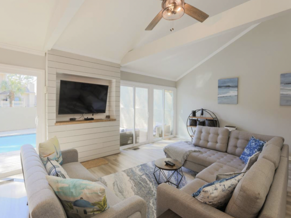 Six Bedroom Luxury Town Home Walk to Beach & Shopping