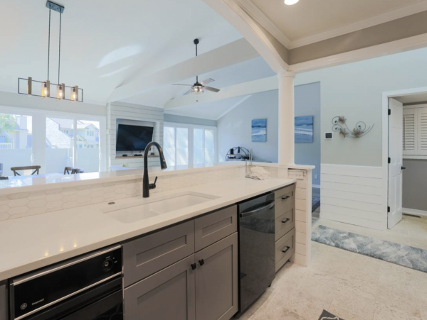 Six Bedroom Luxury Town Home Walk to Beach & Shopping