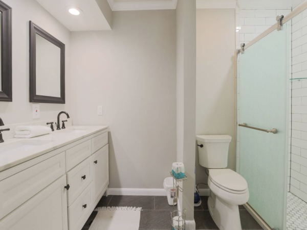 Six Bedroom Luxury Town Home Walk to Beach & Shopping