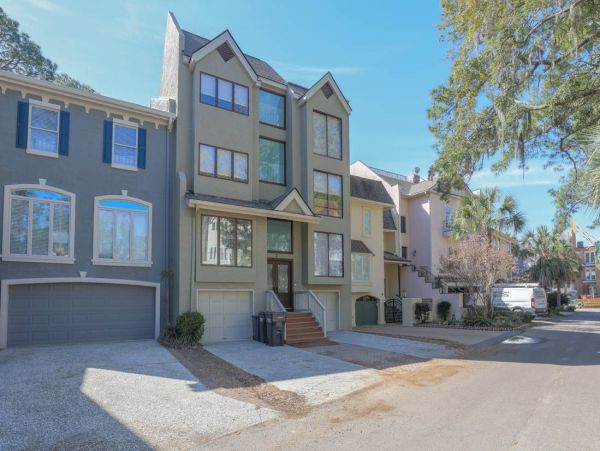 Six Bedroom Luxury Town Home Walk to Beach & Shopping