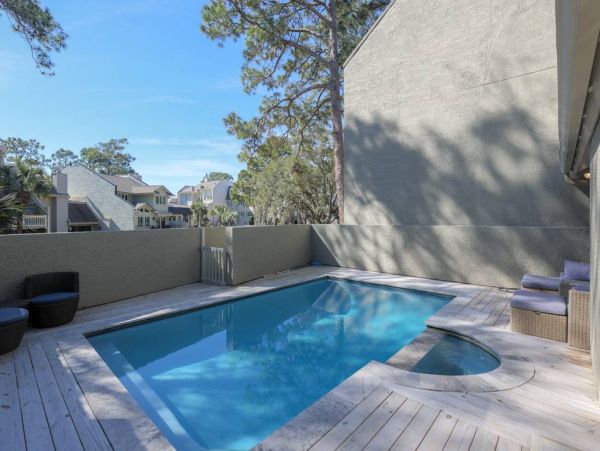 Six Bedroom Luxury Town Home Walk to Beach & Shopping