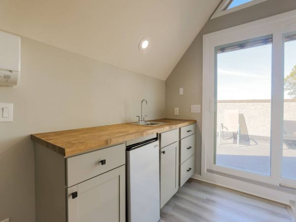 Six Bedroom Luxury Town Home Walk to Beach & Shopping