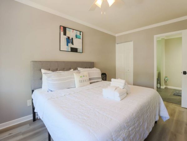 Six Bedroom Luxury Town Home Walk to Beach & Shopping